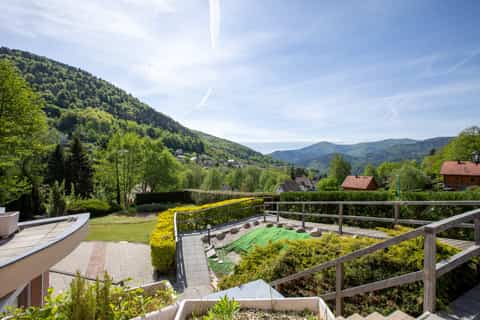 Vue panoramique sur la vallée de la Thur depuis le jardin du gîte Gentiane (Saint-Amarin, Hautes-Vosges, Alsace)