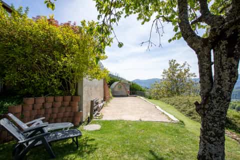 Terrain de pétanque du gîte Jonquille avec vue panoramique sur la vallée vosgienne