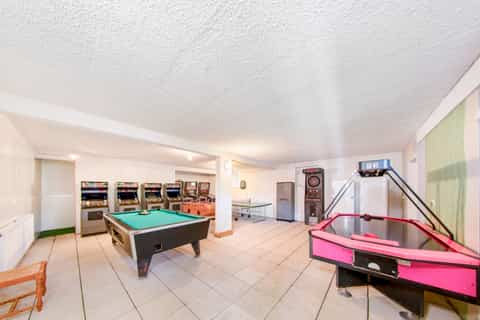Salle de jeux du gîte Jonquille : billard, bornes d'arcade, air hockey et baby-foot, ping-pong