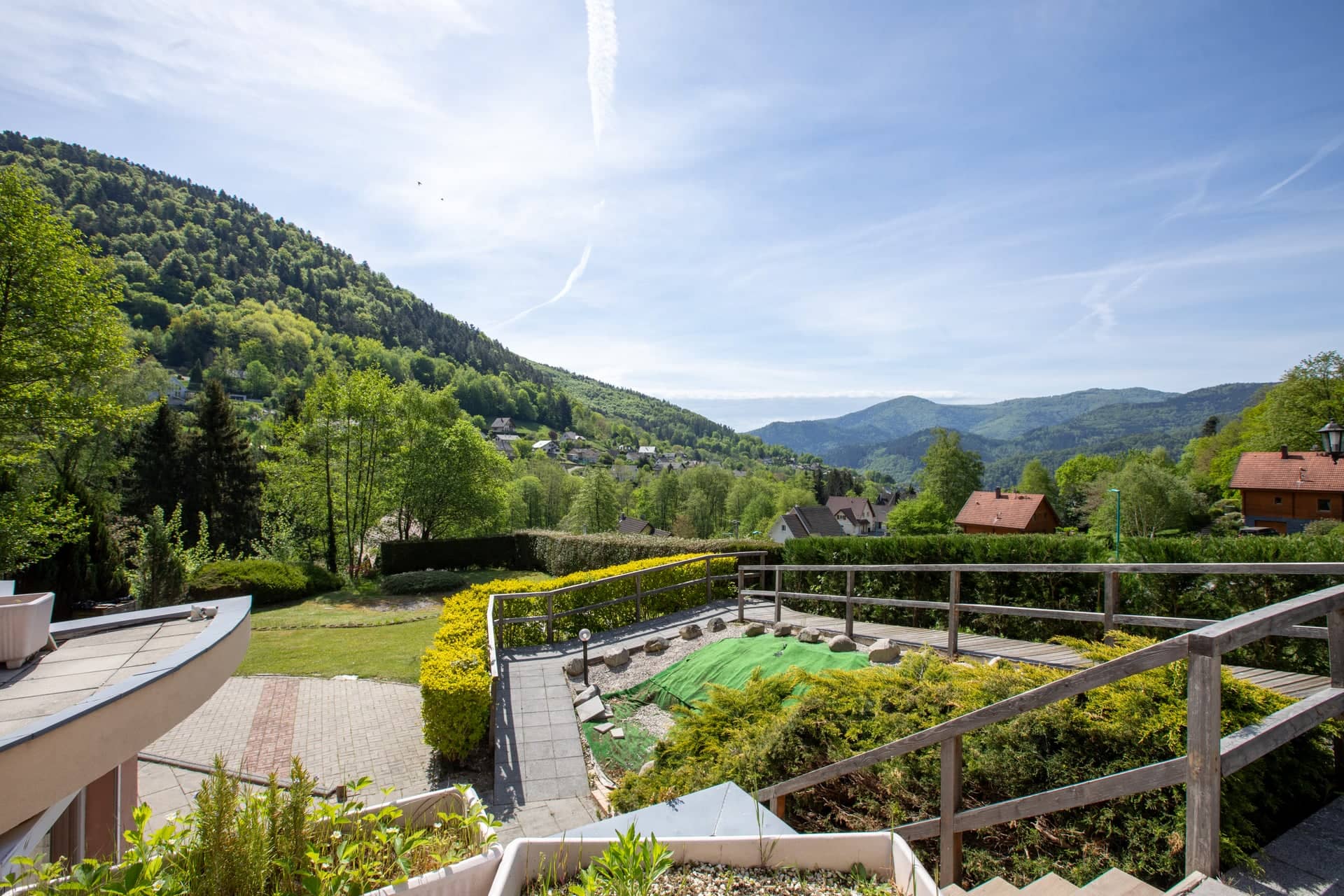 Vue panoramique sur la vallée de la Thur depuis le jardin du gîte Gentiane (Saint-Amarin, Hautes-Vosges, Alsace)