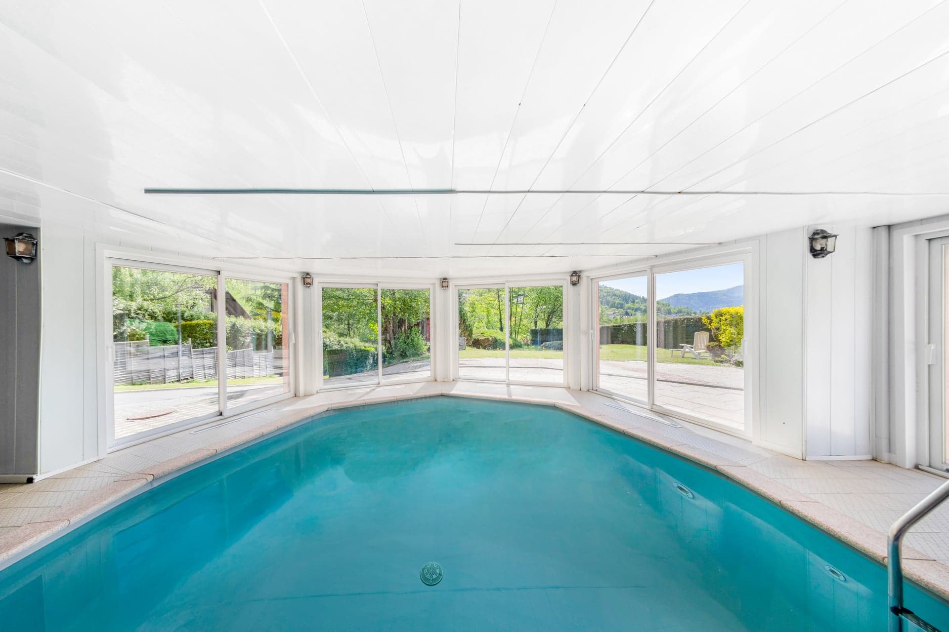 Piscine couverte du gîte Gentiane vue de l'autre angle avec baies vitrées panoramiques (gîte groupe avec piscine, Saint-Amarin)