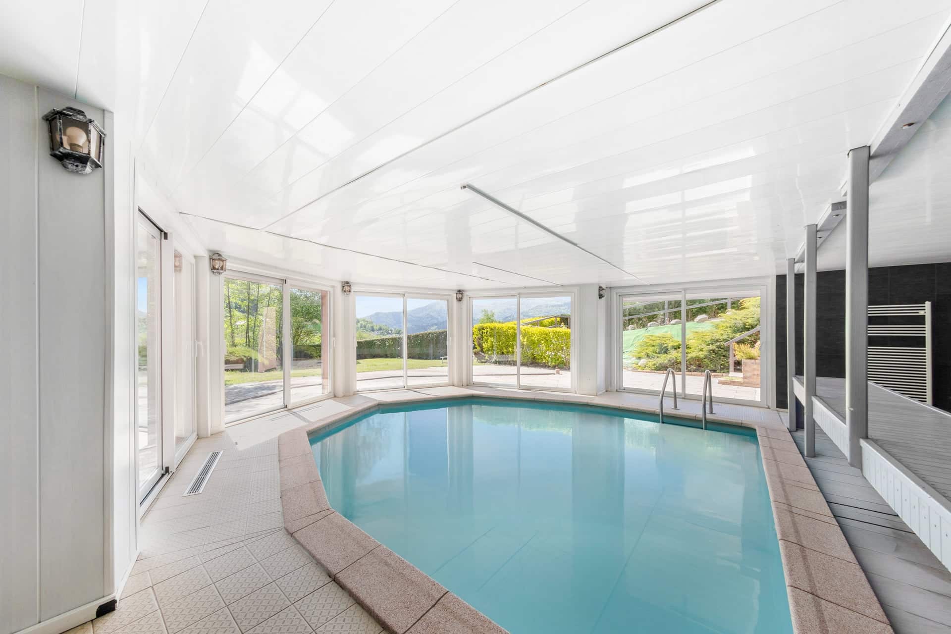 Piscine couverte chauffée du gîte Gentiane avec vue sur les Vosges, Saint-Amarin Alsace