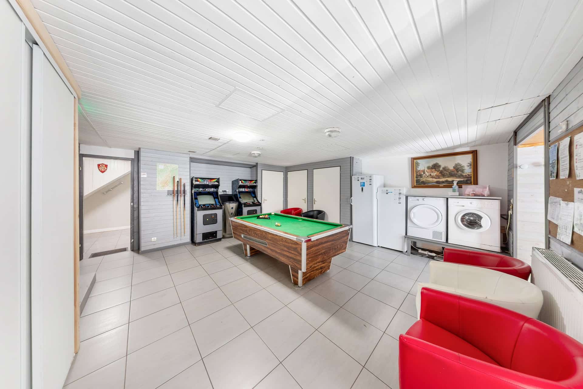 Salle de jeux du gîte Gentiane pour team building, billard et bornes d'arcade