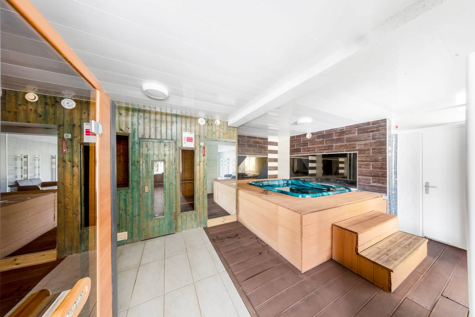 Espace bien-être privatif du gîte Gentiane pour séjours associatifs, spa, sauna et jacuzzi