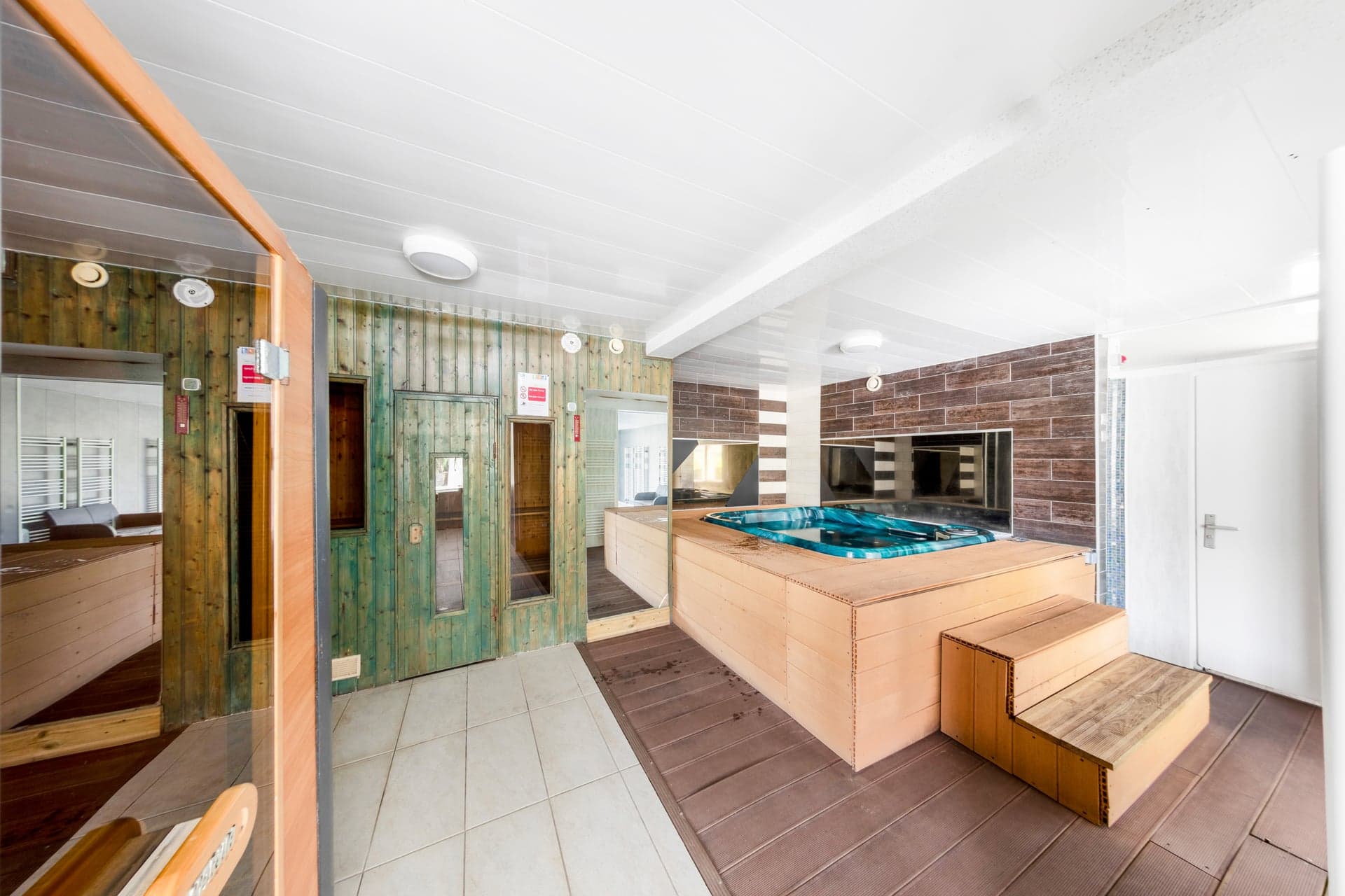 Espace bien-être du gîte Gentiane avec sauna et jacuzzi (gîte avec spa et hammam, Saint-Amarin, Alsace)
