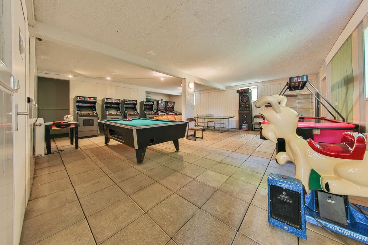 Salle de jeux du Domaine du Gomm : billard, arcades, air hockey, baby-foot