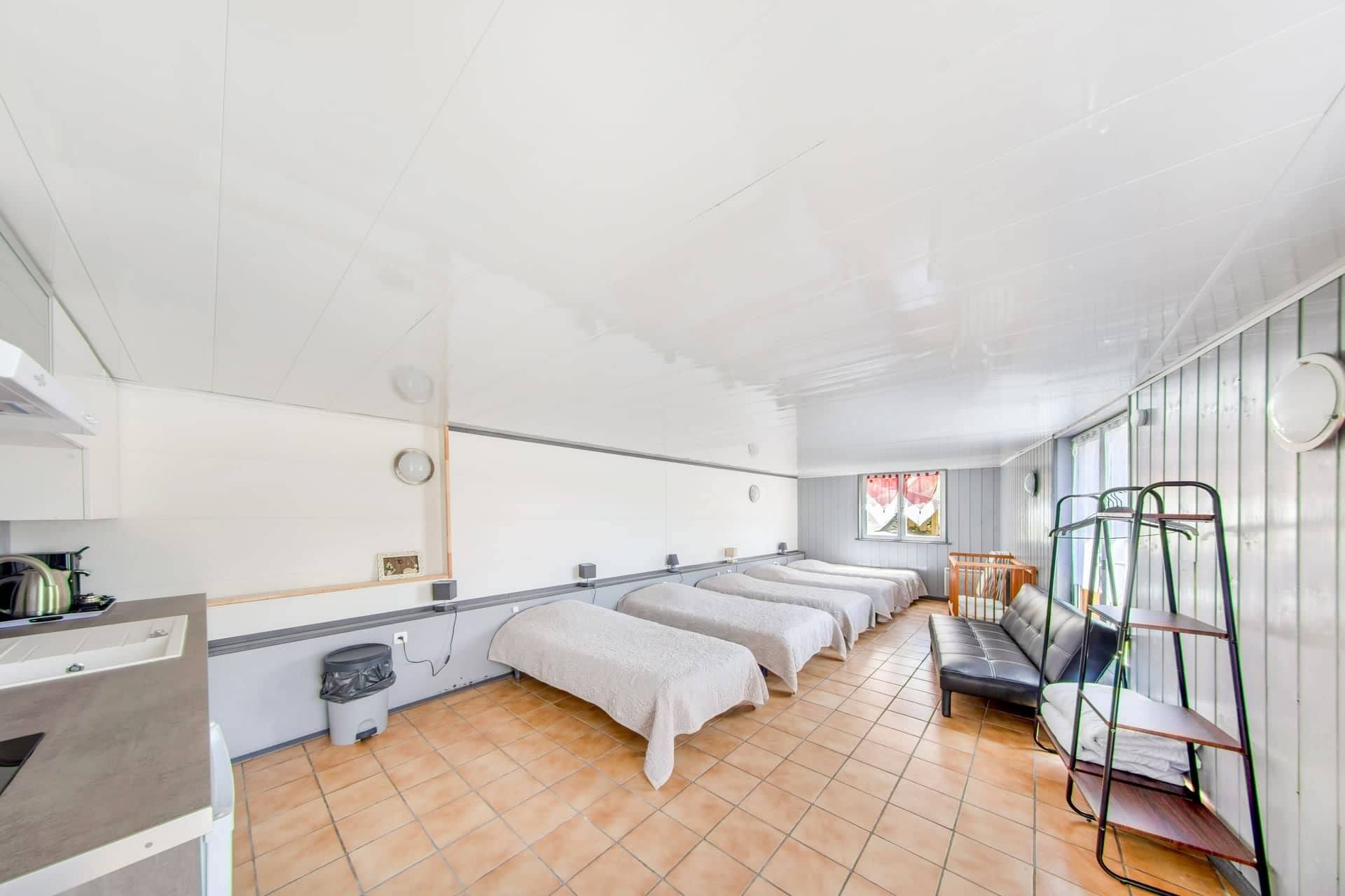 Studio de l'annexe Pâquerette avec cinq couchages simples et kitchenette