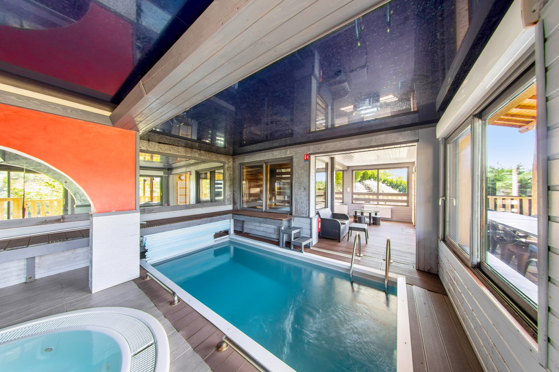 Piscine intérieure et sauna du gîte Jonquille, espace bien-être privatif