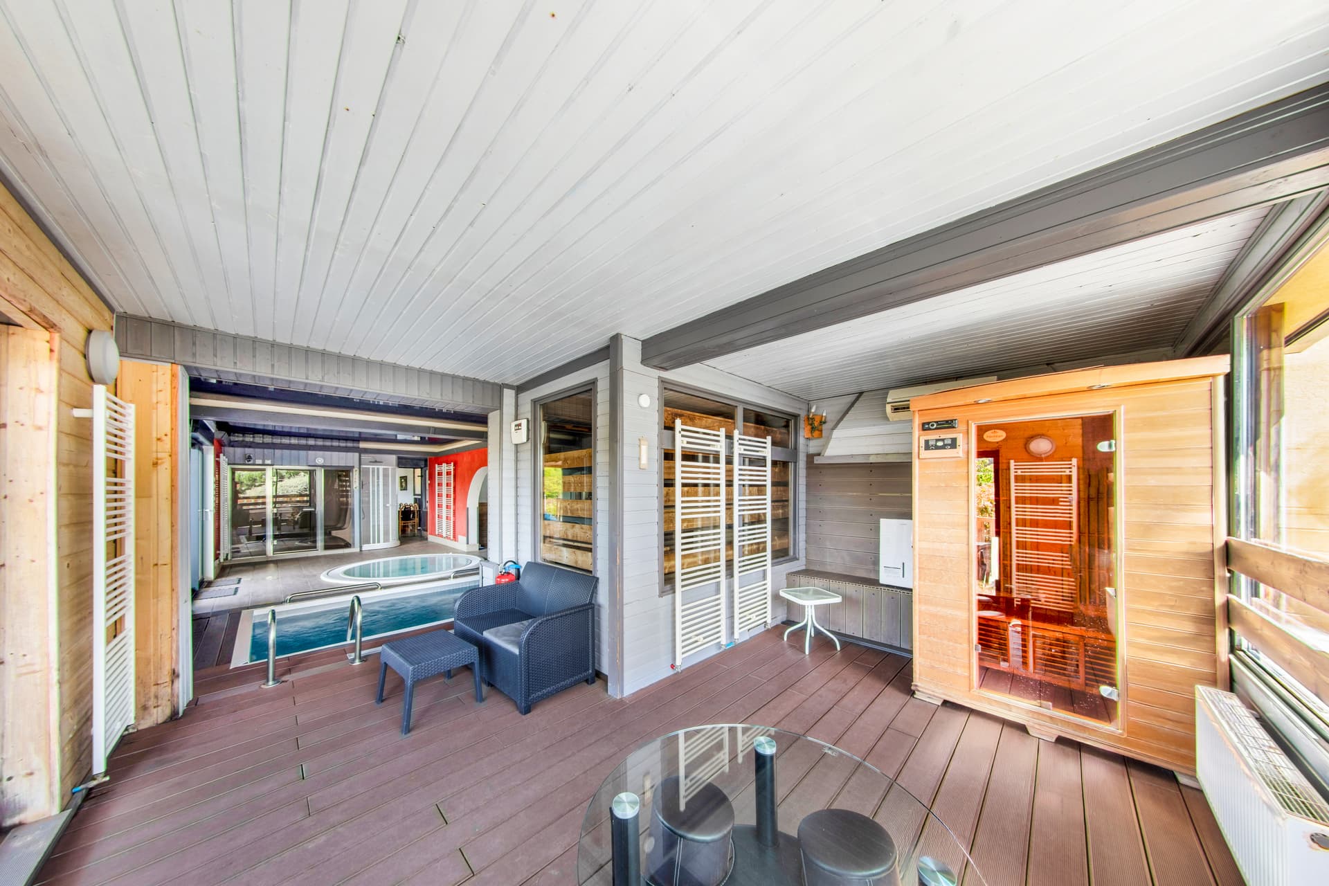 Sauna finlandais du gîte Jonquille avec accès direct à la piscine couverte
