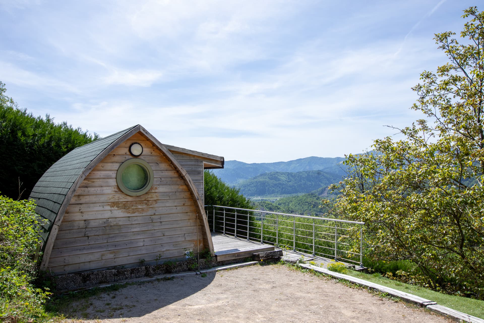 Pod en bois du gîte Jonquille, nuit insolite avec vue sur la vallée