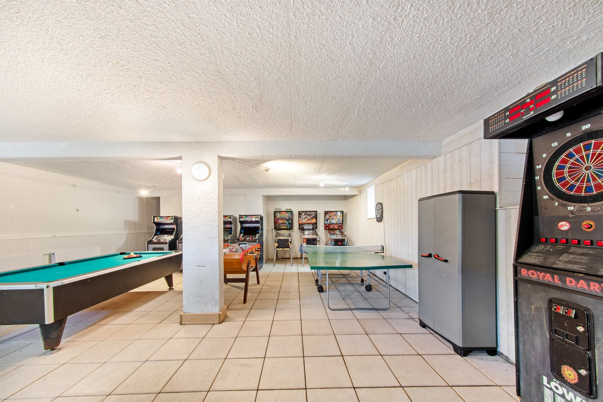 Table de ping-pong et fléchettes électroniques dans la salle de jeux du gîte Jonquille