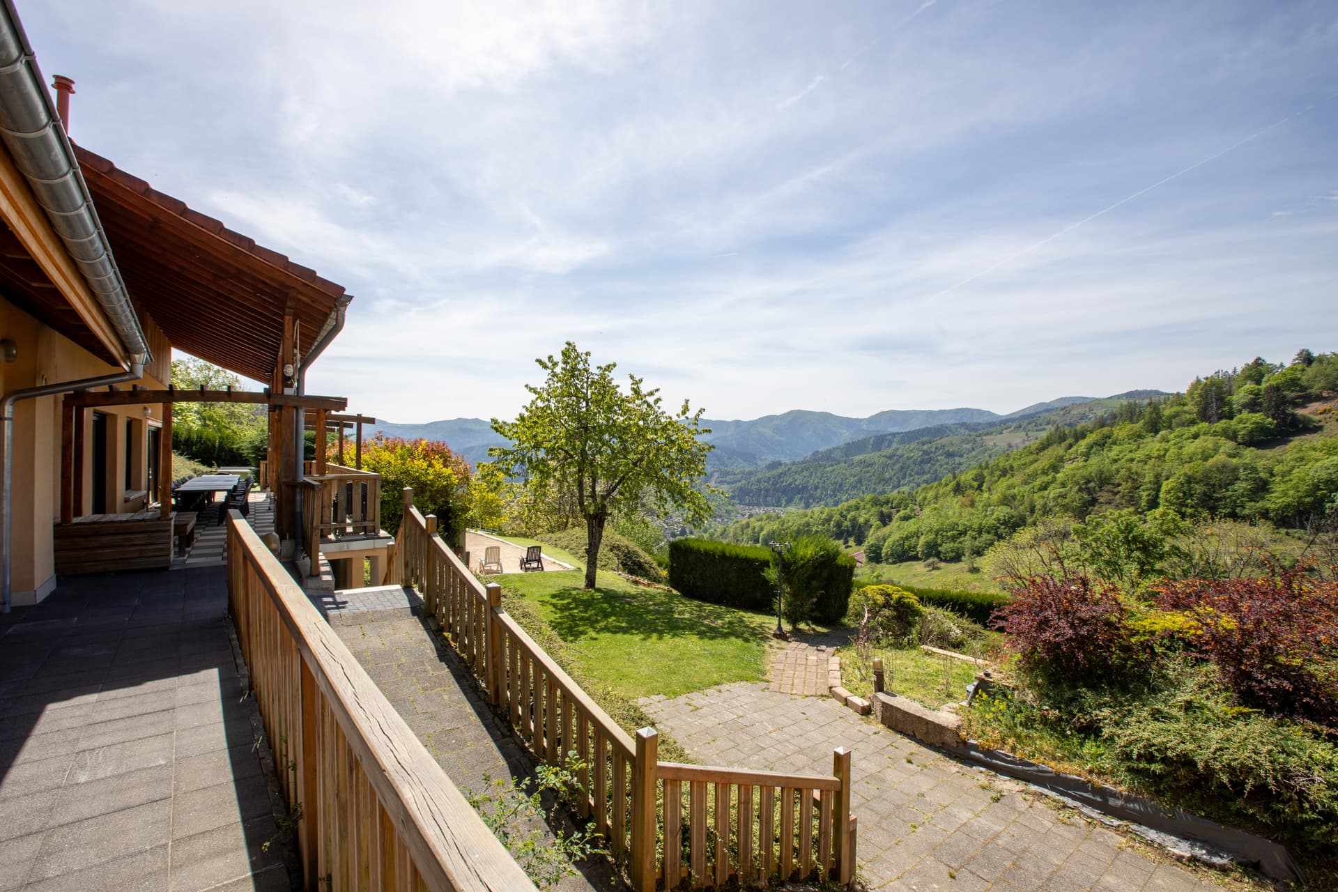 Vue panoramique depuis la terrasse du gîte Jonquille sur la vallée vosgienne à 680 m d'altitude
