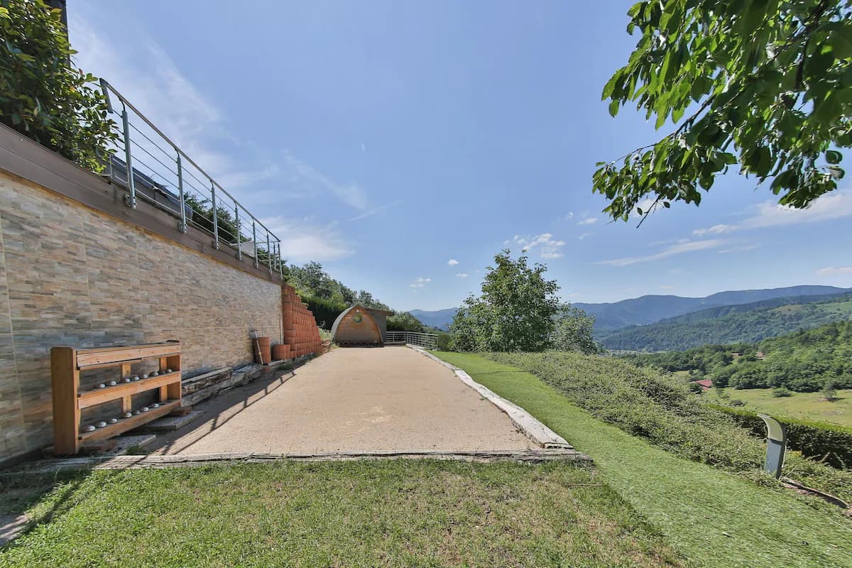 Terrain de pétanque du Domaine du Gomm avec vue panoramique sur la vallée vosgienne