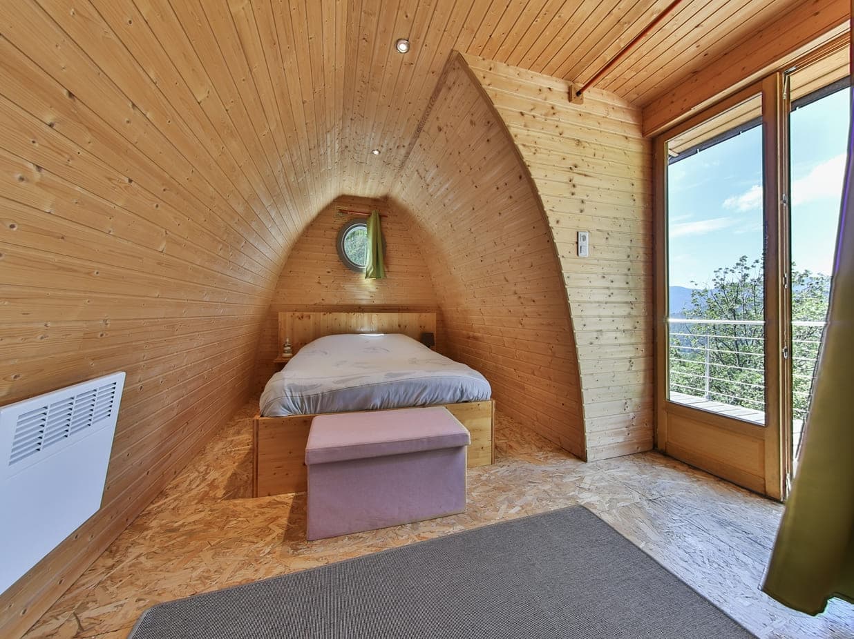 Pod en bois du Domaine du Gomm, nuit insolite avec vue sur la vallée