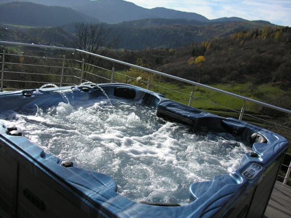 Spa extérieur en plein air du Domaine du Gomm avec vue sur la vallée