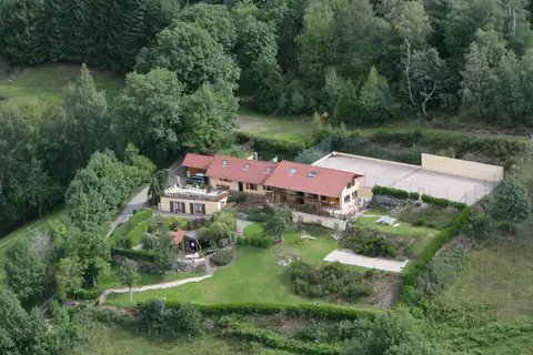 Vue aérienne du Domaine du Gomm et du gîte Jonquille à Oderen, Alsace